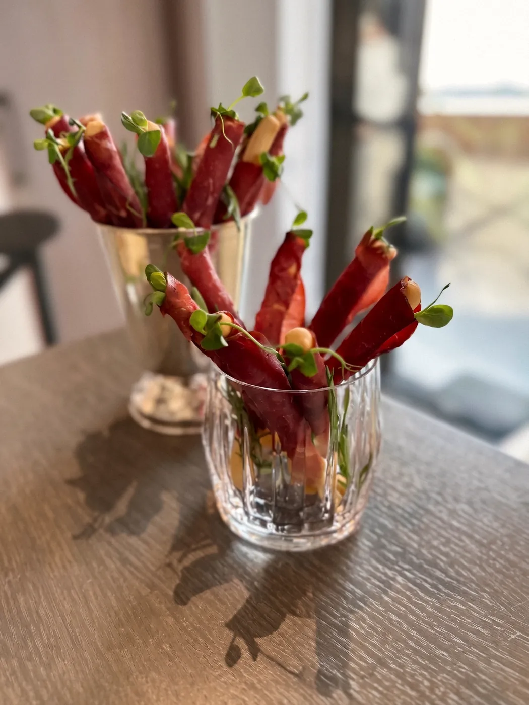 Bardakta servis edilen, bresaola sarılı grissini