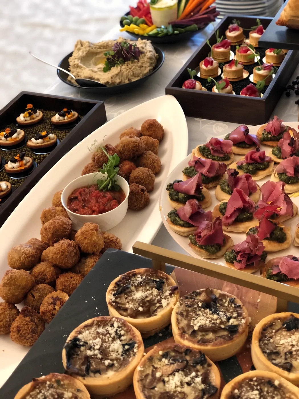 Resepsiyon için kanepe, kroket ve tartletler