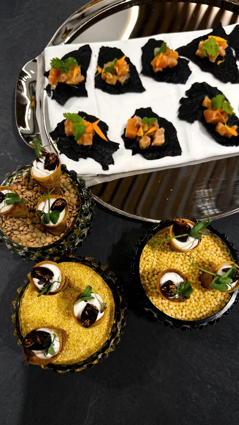 Siyah kraker üzerinde somon kanepeler ve tuzlu tartletler