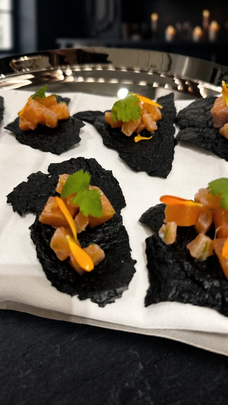 Kalamar mürekkepli tuile üzerinde somon ceviche kanepeler