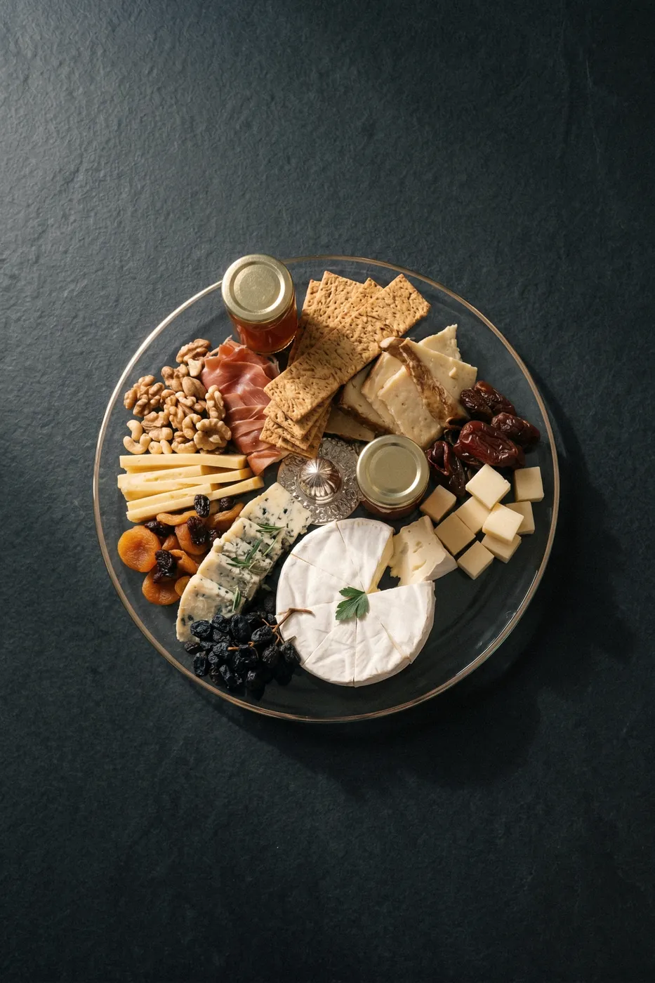 Bir davet için hazırlanmış peynir seçkisi