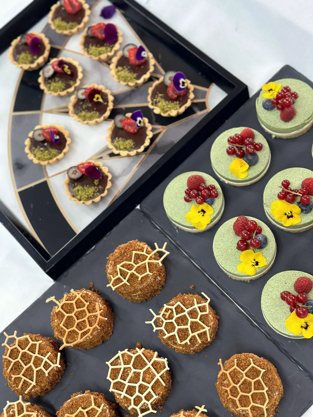 Bir davet için tartlet ve keklerden tatlı seçkisi