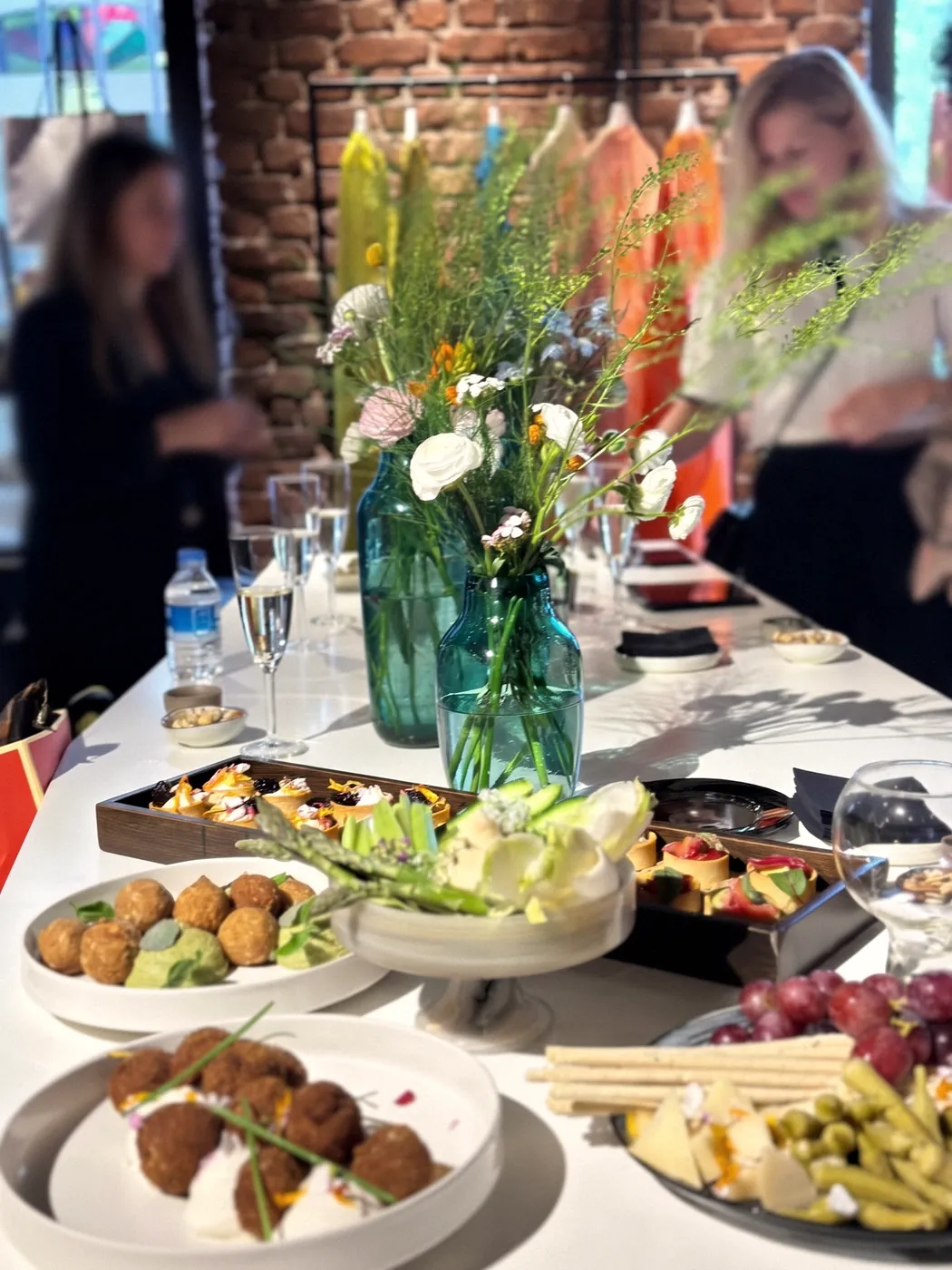 Bir sanat galerisindeki davet için kır çiçekleriyle kurulmuş sofra