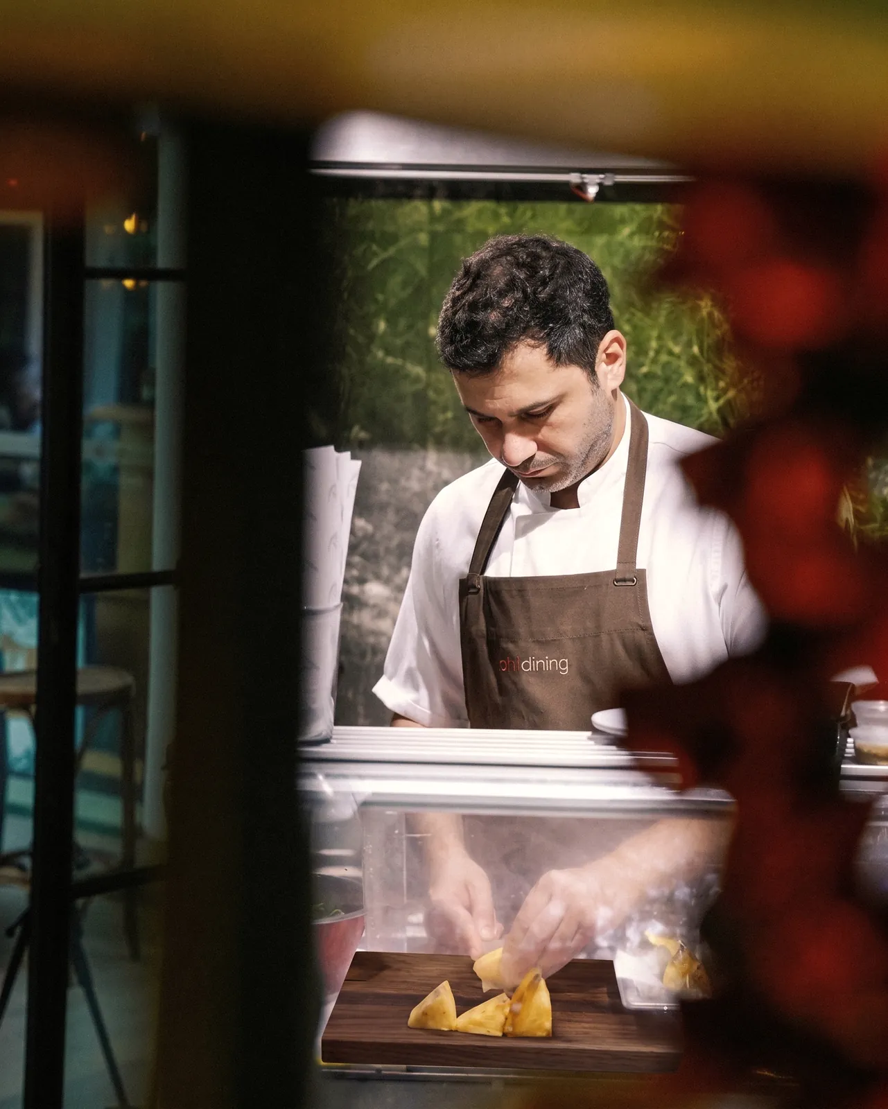 Restoran penceresinden görünen Şef Hakan Öztaç