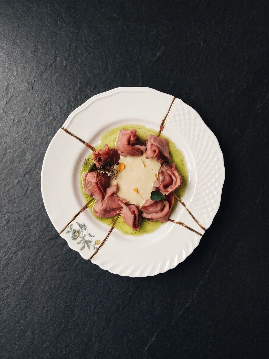Altın kenarlı tabakta vitello tonnato