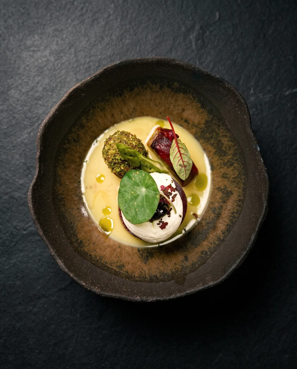Bronz kasede latin çiçeği yaprağı, pancar ve otlu kroketle burrata
