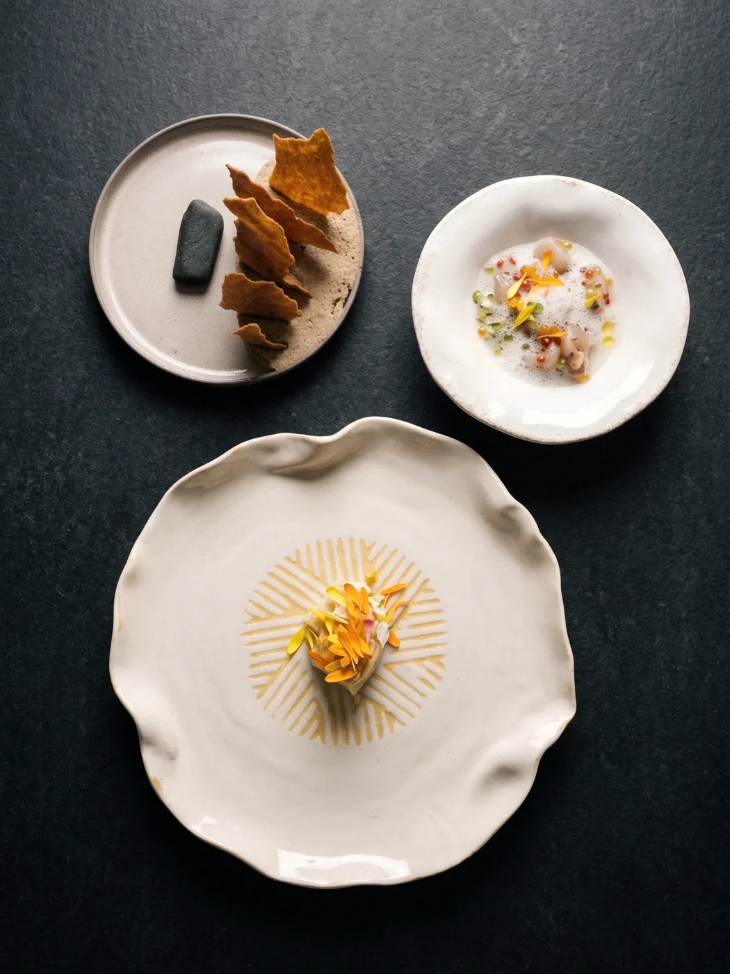 Üç küçük tabak: ciğer pate, ceviche ve kereviz
